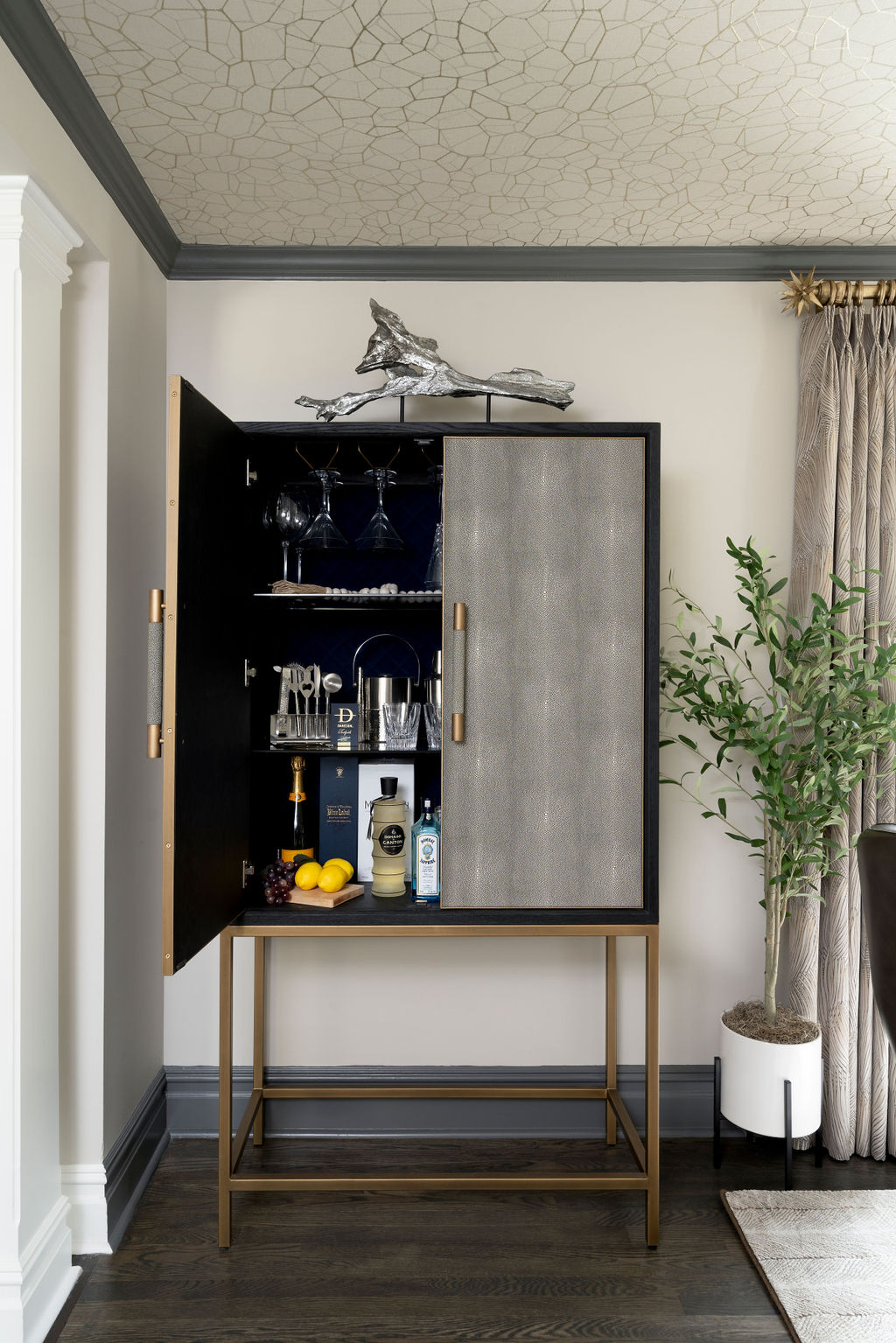 laurie-digiacomo-interiors-bar-cabinet